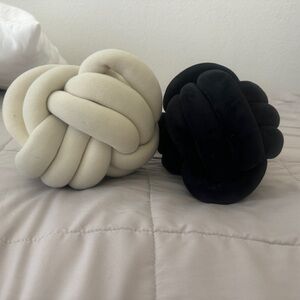 Knit pillow